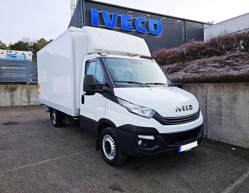 Vit Begagnad 2020 Iveco Daily Pickup | 348 750 kr (Marknadspris) - Bild 1/4