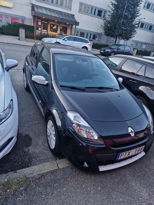 Svart Begagnad 2010 Renault Clio R.S. Halvkombi | 40 000 kr (Marknadspris) - Bild 1/1