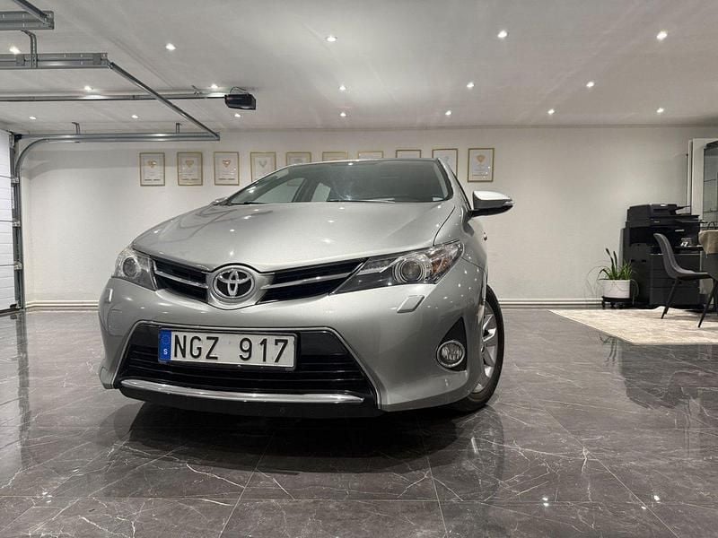Ljusgrå (grå) Begagnad 2013 Toyota Auris Active Halvkombi | 89 900 kr (Marknadspris) - Bild 1/4