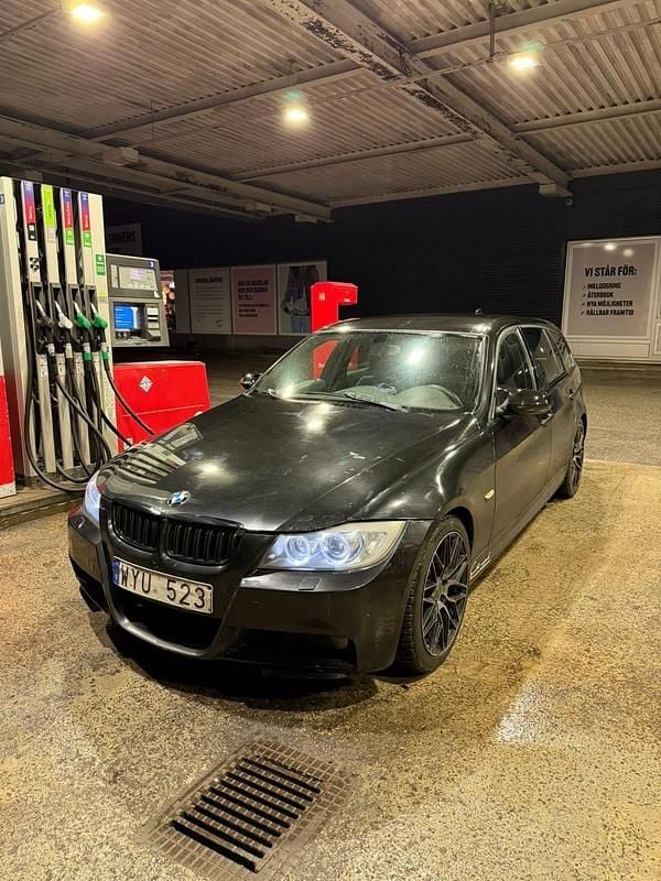 Svart/grå Begagnad 2006 BMW 330 M Sport Kombi | 69 990 kr (Marknadspris) - Bild 1/4