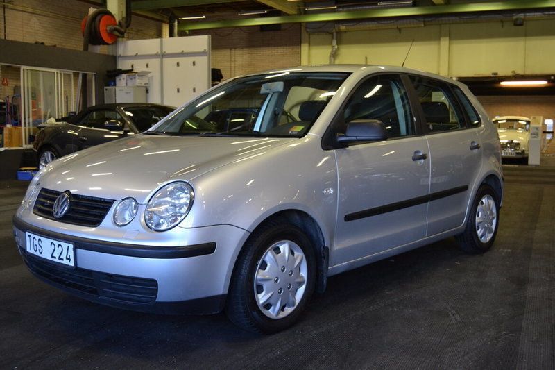 Silver Begagnad 2002 VW Polo Comfortline Halvkombi | 19 900 kr (Marknadspris) - Bild 1/4