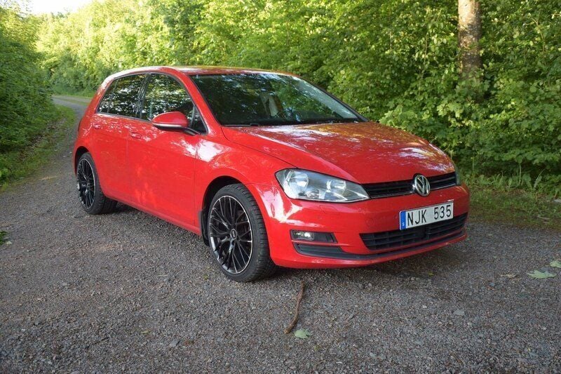 Röd Begagnad 2014 VW Golf VII Halvkombi | 79 900 kr (Dyr) - Bild 1/4