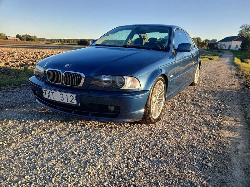 Blå Begagnad 2003 BMW 320 Sportkupé | 35 000 kr - Bild 1/4