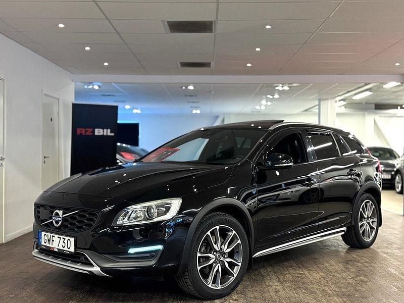 Svart Begagnad 2015 Volvo V60 CC Summum Kombi | 179 900 kr (Marknadspris) - Bild 1/3