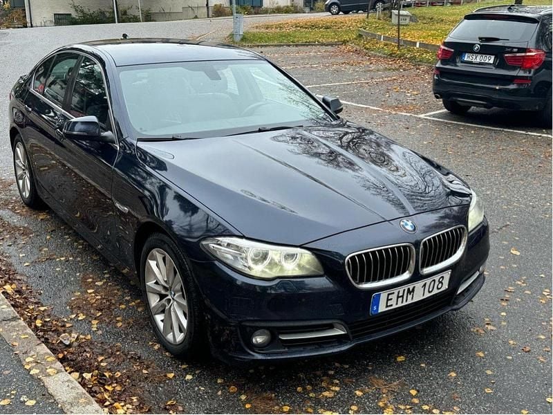 Blå Begagnad 2014 BMW 520 Sport Line Sedan | 129 000 kr (Marknadspris) - Bild 1/4