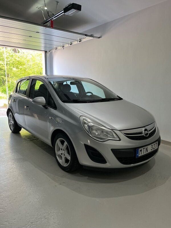 Grå Begagnad 2012 Opel Corsa Enjoy Halvkombi | 42 500 kr (Marknadspris) - Bild 1/4