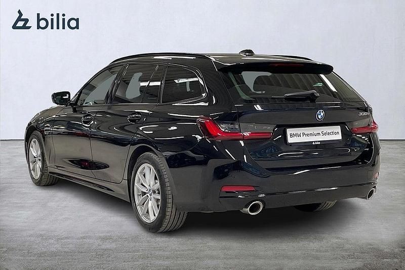 Begagnad BMW 330e Sport Line 184 HK (135 kW) 2023 Svart Kombi