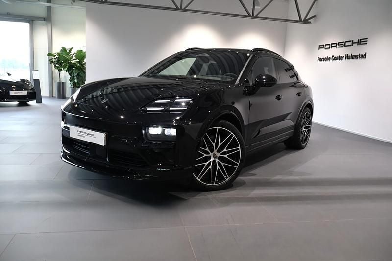 Svart (black) Begagnad 2024 Porsche Macan Turbo SUV | 1 275 000 kr (Bra pris) - Bild 1/4