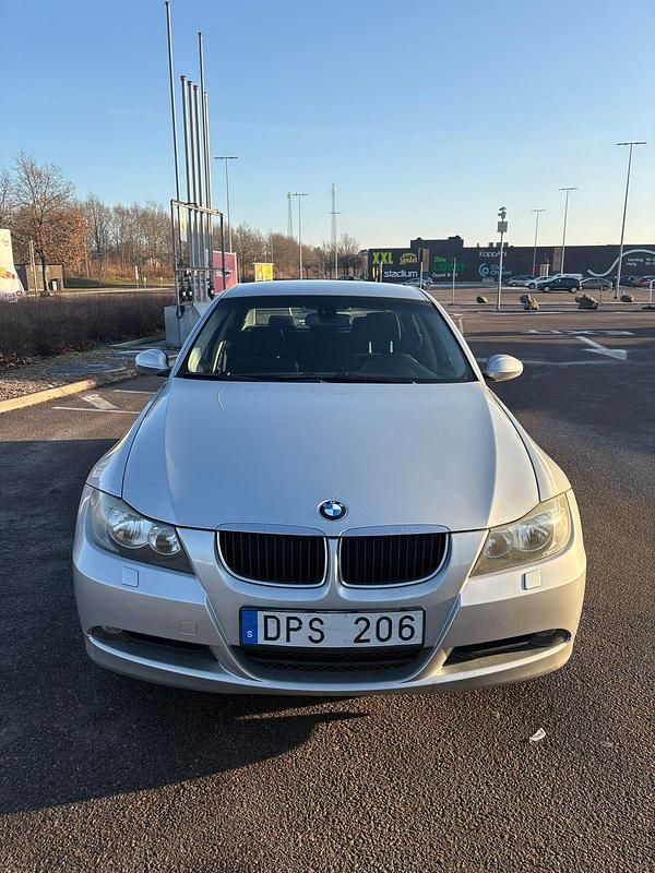 Begagnad BMW 318 143 HK (105 kW) 2008 Sedan