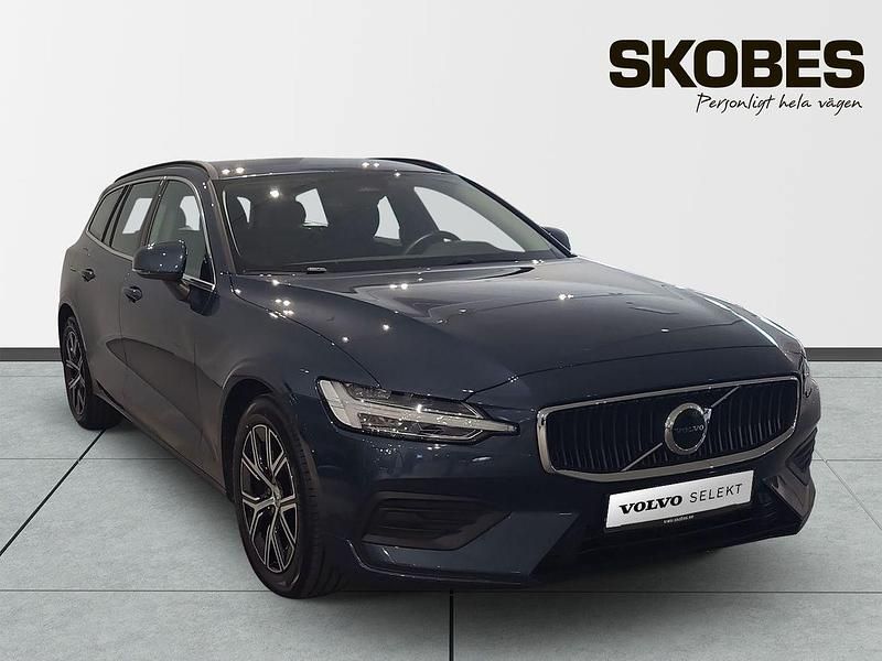 Mörkblå (blå) Begagnad 2024 Volvo V60 Core Kombi | 344 900 kr (Bra pris) - Bild 1/3