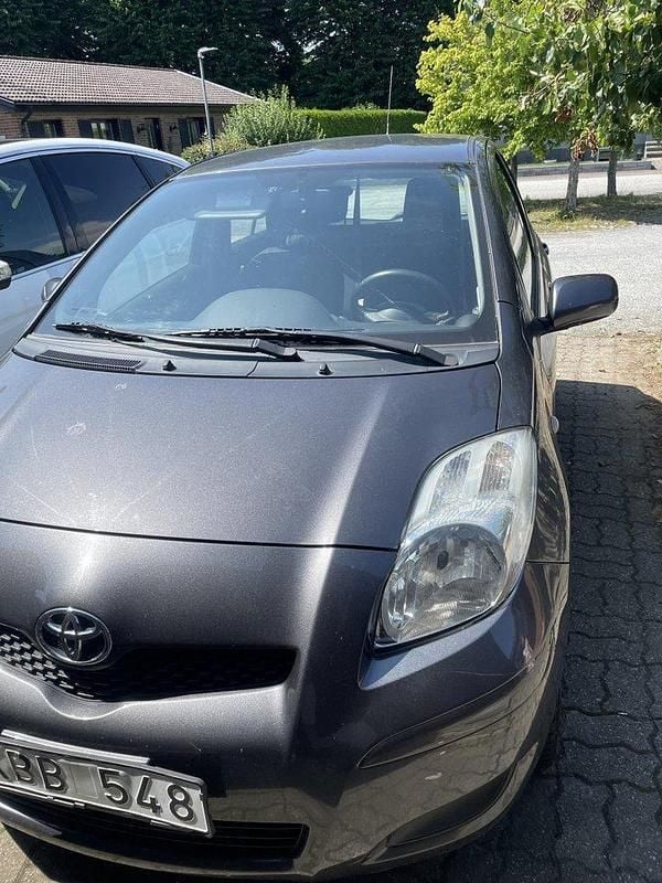 Grå Begagnad 2009 Toyota Yaris Halvkombi | 25 000 kr (Bra pris) - Bild 1/4