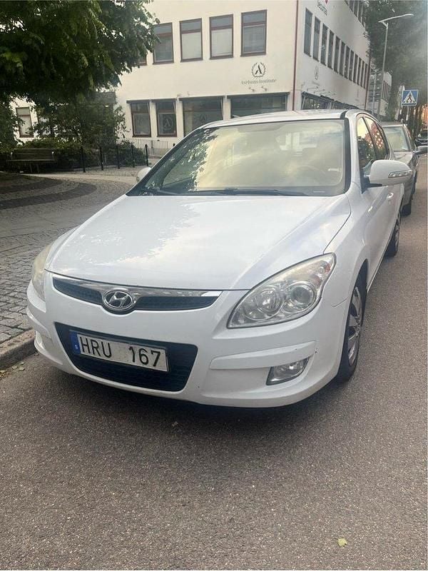 Vit Begagnad 2009 Hyundai i30 Halvkombi | 19 000 kr (Bra pris) - Bild 1/2