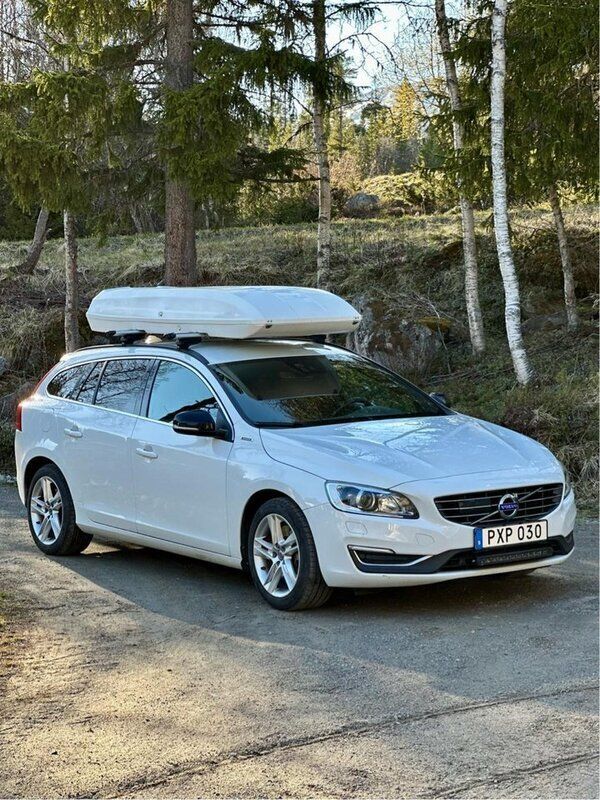 Vit Begagnad 2017 Volvo V60 Momentum Kombi | 199 000 kr (Marknadspris) - Bild 1/4