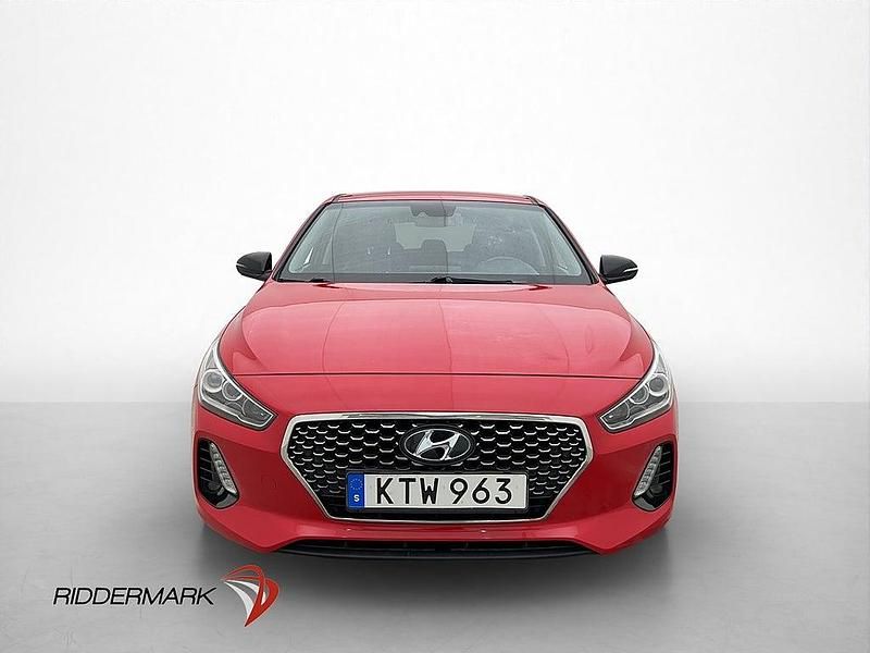Begagnad Hyundai i30 Comfort 140 HK (102 kW) 2017 Röd Halvkombi