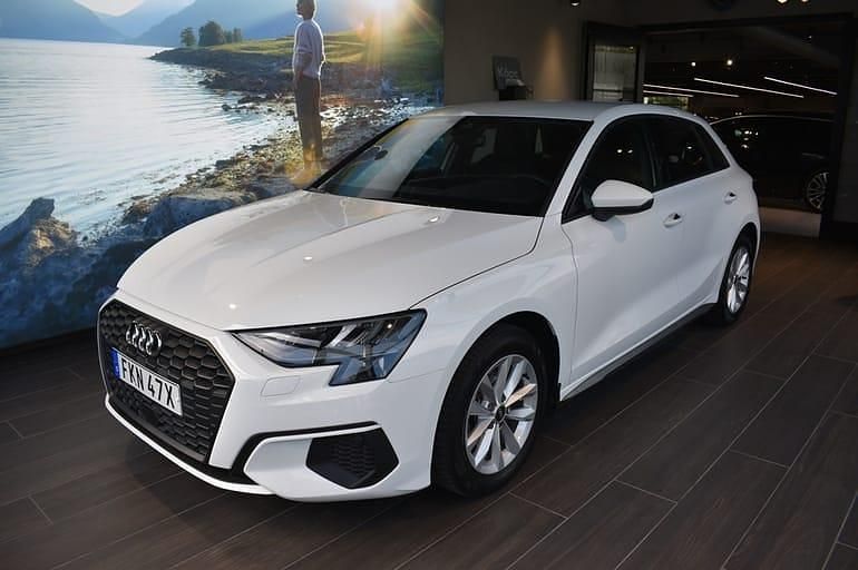Vit Begagnad 2023 Audi A3 Sportback Proline Halvkombi | 239 000 kr (Marknadspris) - Bild 1/4