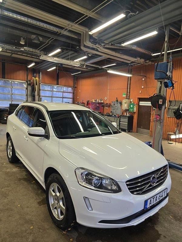 Vit Begagnad 2014 Volvo XC60 Momentum SUV | 133 900 kr (Marknadspris) - Bild 1/4