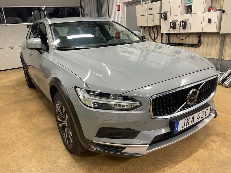 Begagnad Volvo V90 CC Core 197 HK (144 kW) 2024 Vapour grey metallic Kombi