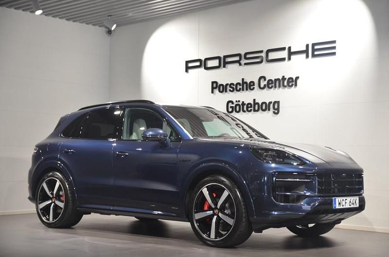 Mörkblå (blue) Ny 2025 Porsche Cayenne S E-Hybrid SUV | 1 777 900 kr (Dyr) - Bild 1/4