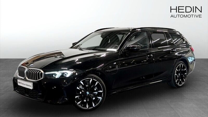 Svart (black) Begagnad 2024 BMW 330e M Sport Kombi | 568 700 kr (Marknadspris) - Bild 1/4