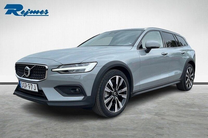 Grå (vapour grey metallic) Begagnad 2024 Volvo V60 CC Plus Kombi | 459 900 kr (Marknadspris) - Bild 1/4