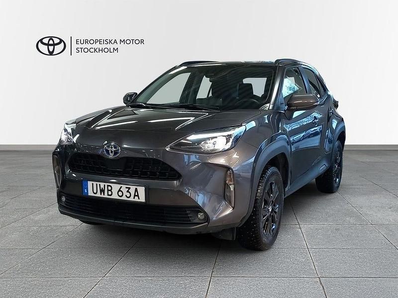 Grå Begagnad 2024 Toyota Yaris Cross Active SUV | 269 900 kr (Marknadspris) - Bild 1/3