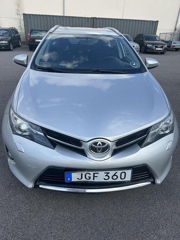 Silver Begagnad 2014 Toyota Auris Touring Sports Active Kombi | 59 000 kr (Bra pris) - Bild 1/4