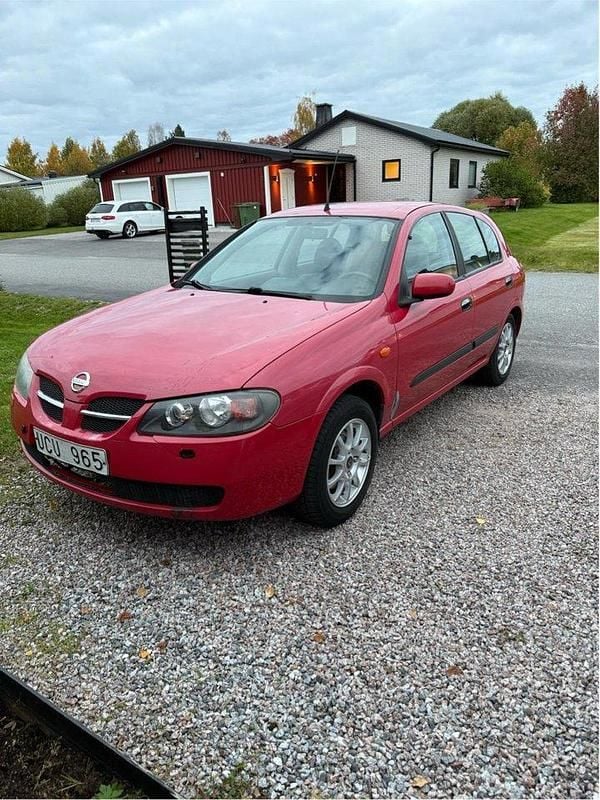 Röd Begagnad 2003 Nissan Almera Halvkombi | 16 000 kr (Marknadspris) - Bild 1/3
