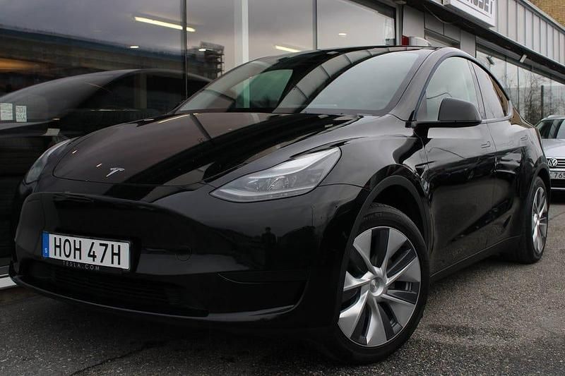 Svart Begagnad 2024 Tesla Model Y Standard Range SUV | 369 900 kr (Marknadspris) - Bild 1/4