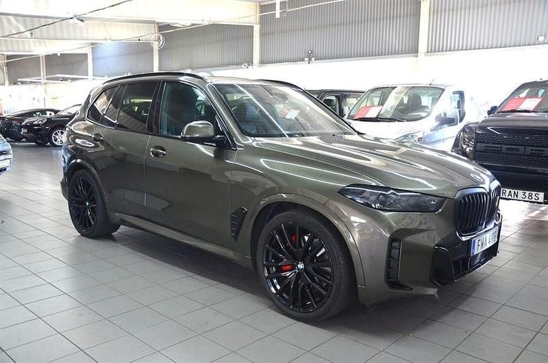 Grön Begagnad 2024 BMW X5 M Sport SUV | 849 900 kr (Marknadspris) - Bild 1/4