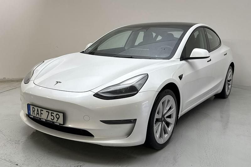 Vit Begagnad 2023 Tesla Model 3 Sedan | 300 000 kr (Marknadspris) - Bild 1/4