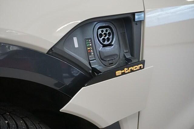 Begagnad Audi e-tron Proline 300 kW (408 HK) 2019 Siambeige metallic SUV