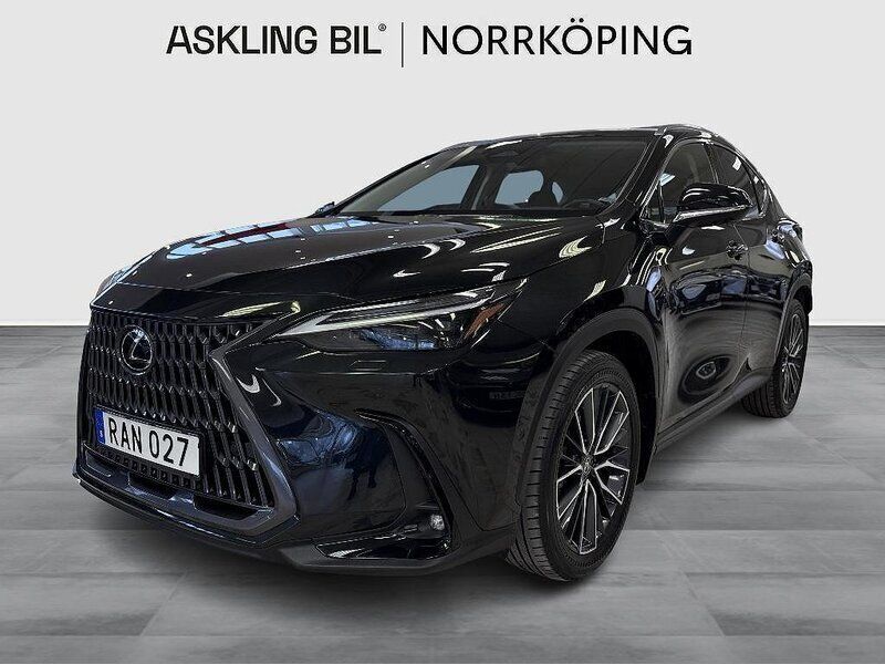 Svart Begagnad 2023 Lexus NX450h+ Luxury Line SUV | 609 000 kr (Marknadspris) - Bild 1/4