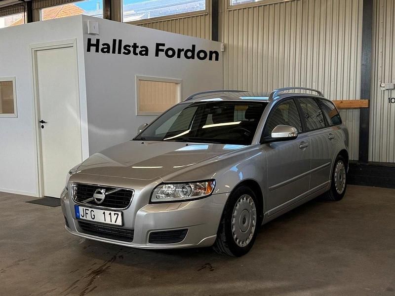 Ljusgrå (grå) Begagnad 2012 Volvo V50 Kinetic Kombi | 59 900 kr (Marknadspris) - Bild 1/4