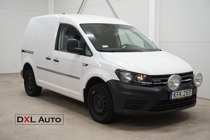 Vit Begagnad 2017 VW Caddy Minibuss | 144 900 kr (Marknadspris) - Bild 1/4