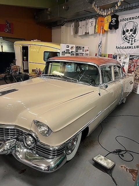 Ljusbrun Begagnad 1954 Cadillac Fleetwood Sedan | 286 999 kr - Bild 1/4