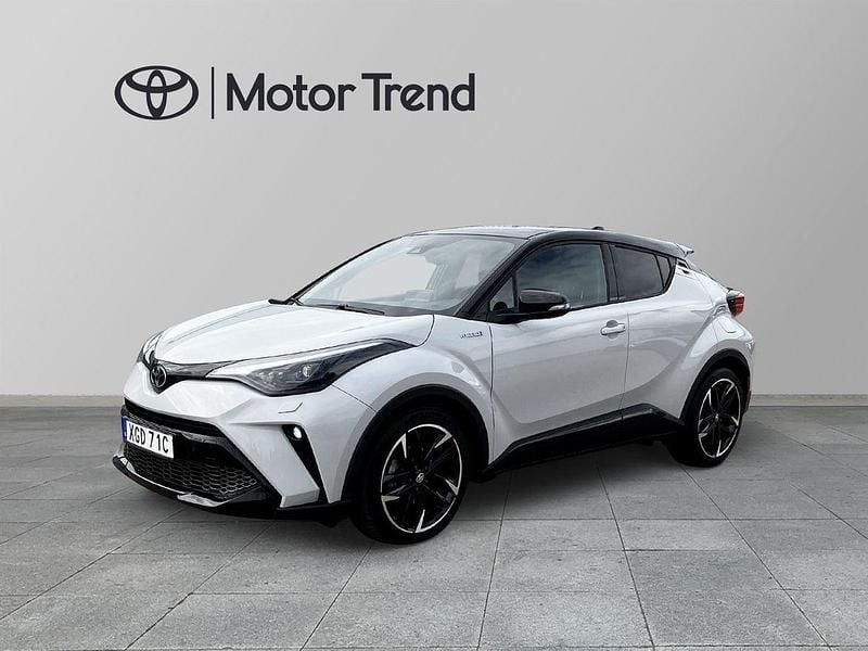 Grå Begagnad 2021 Toyota C-HR Sport SUV | 319 900 kr (Lite dyr) - Bild 1/3