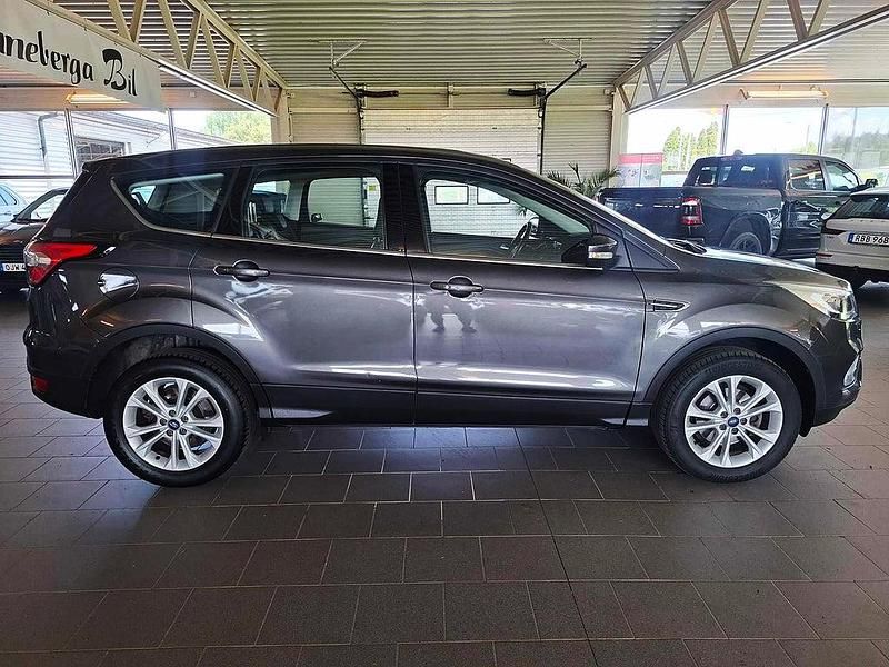Begagnad Ford Kuga Titanium 150 HK (110 kW) 2017 Grå SUV