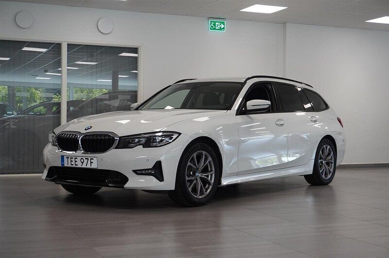 Vit Begagnad 2020 BMW 320 Sport Line Kombi | 349 800 kr (Dyr) - Bild 1/4