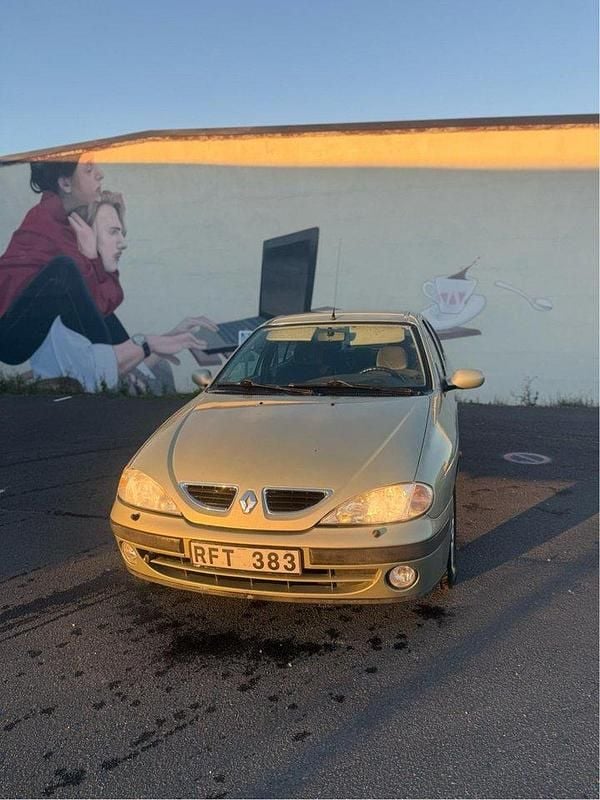 Grön Begagnad 2000 Renault Mégane Sedan | 15 499 kr - Bild 1/4