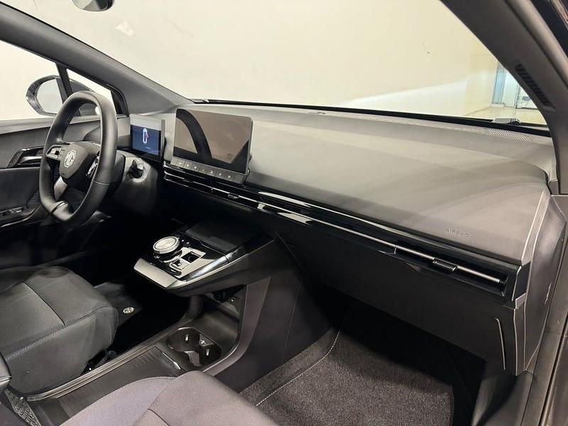 Begagnad MG MG4 EV 125 kW (170 HK) 2023 Svart Halvkombi