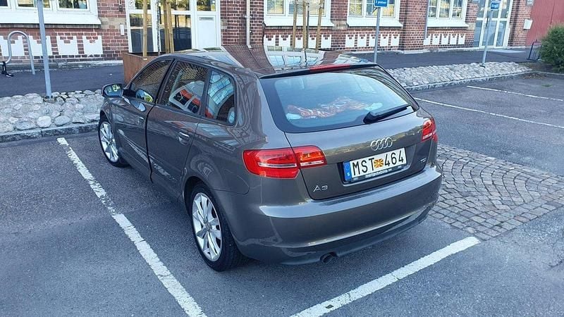 Grå Begagnad 2012 Audi A3 Sportback Comfort Halvkombi | 65 000 kr (Bra pris) - Bild 1/4