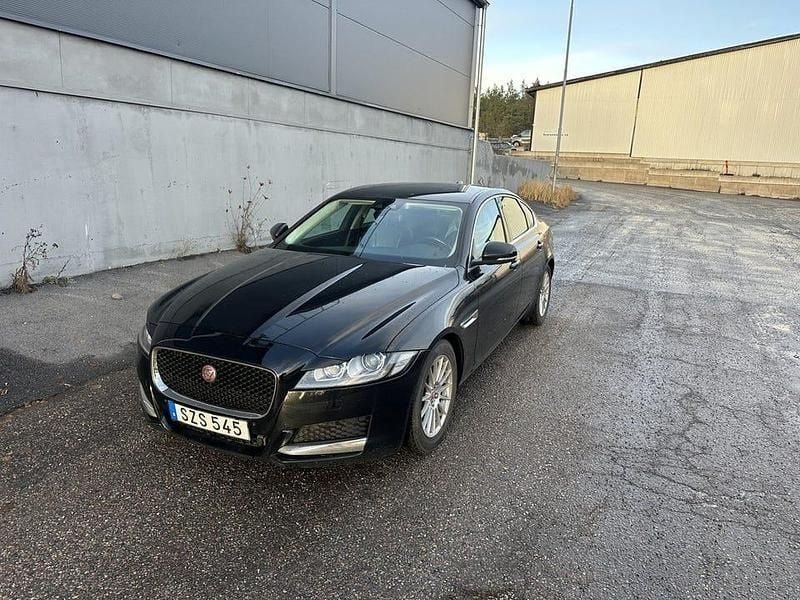 Svart Begagnad 2016 Jaguar XF Sedan | 79 500 kr - Bild 1/4