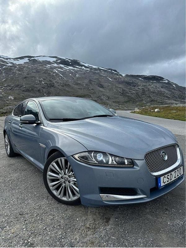 Blå Begagnad 2013 Jaguar XF S Sedan | 115 000 kr (Marknadspris) - Bild 1/4
