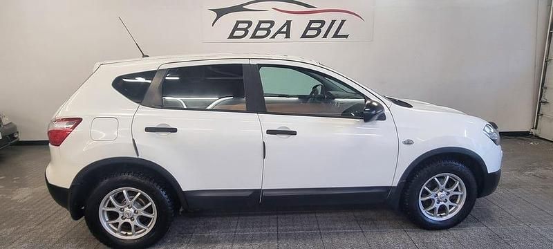 Vit Begagnad 2011 Nissan Qashqai SUV | 49 000 kr (Lite dyr) - Bild 1/4