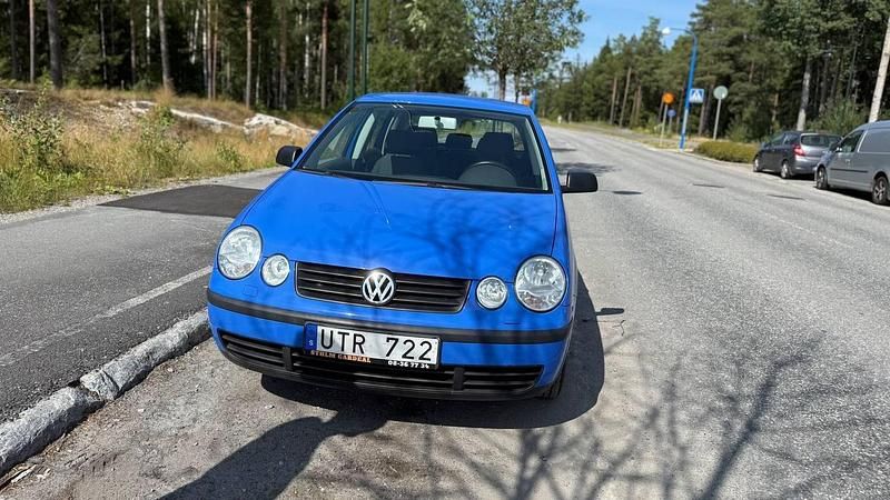 Blå Begagnad 2004 VW Polo Basis Halvkombi | 45 000 kr (Dyr) - Bild 1/4