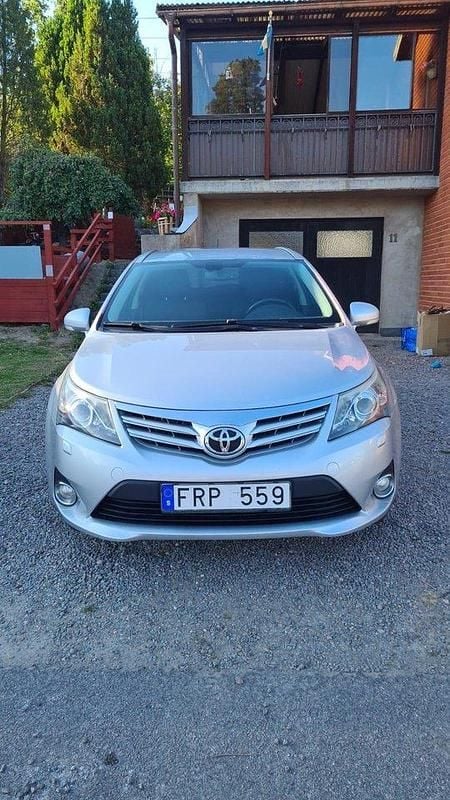 Silver Begagnad 2012 Toyota Avensis Business Edition Kombi | 65 000 kr (Bra pris) - Bild 1/4