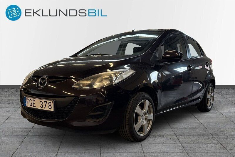 Brun Begagnad 2012 Mazda 2 Comfort Halvkombi | 59 900 kr (Marknadspris) - Bild 1/4