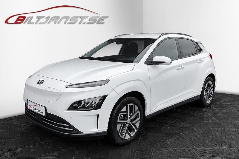 Vit Begagnad 2022 Hyundai Kona SUV | 269 900 kr (Marknadspris) - Bild 1/4