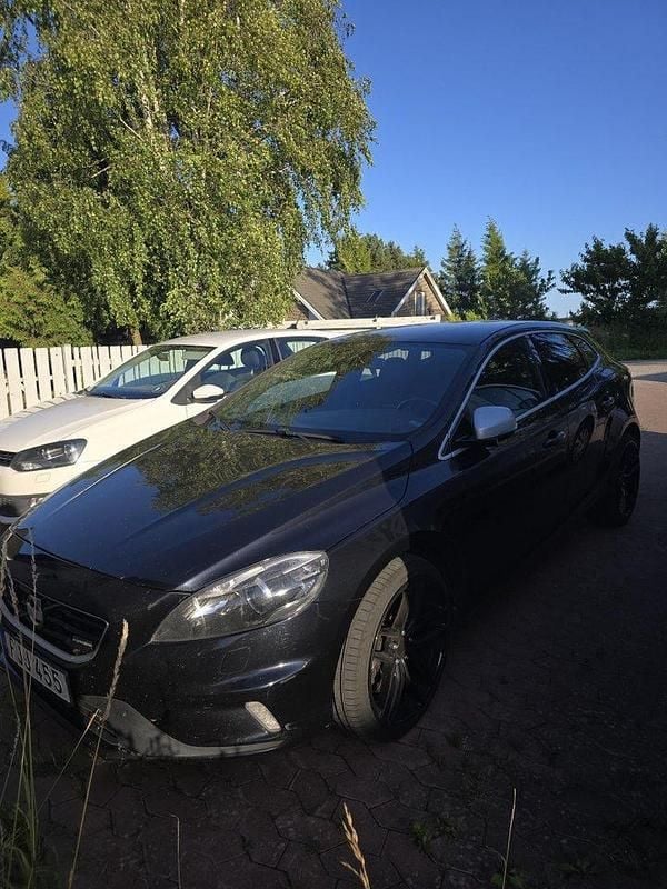 Svart Begagnad 2014 Volvo V40 R-Design Kombi | 129 000 kr (Bra pris) - Bild 1/4