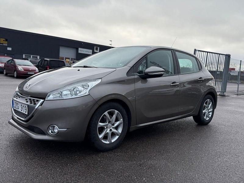 Begagnad Peugeot 208 68 HK (50 kW) 2012 Ljusgrå (grå) Halvkombi